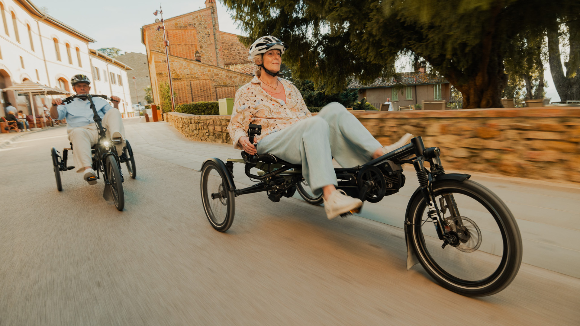 The new Kettwiesel ONE offers you the choice between above-seat steering and under-seat steering and checks every box on your wish list: It is sporty, ergonomic, comfortable, elegantly designed, easy to use, and low maintenance.