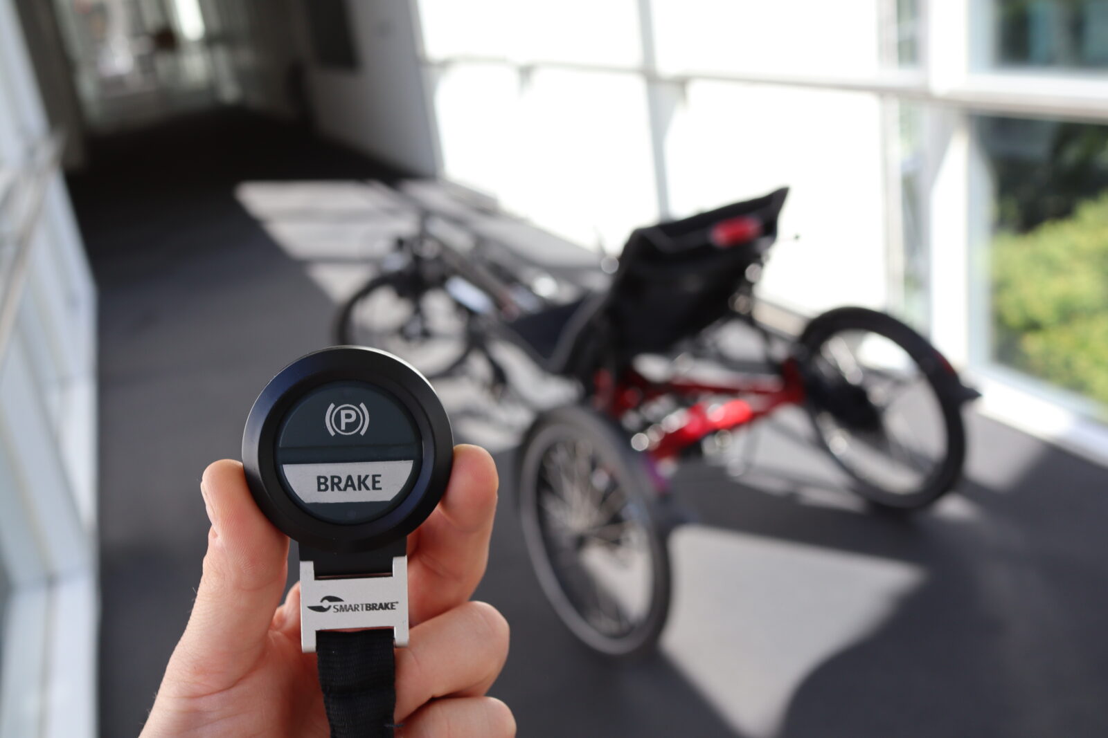 SmartBrake Hybrid: En trådløs fjernkontroll som gir en trygg og subtil måte å gi sikkerhet på.