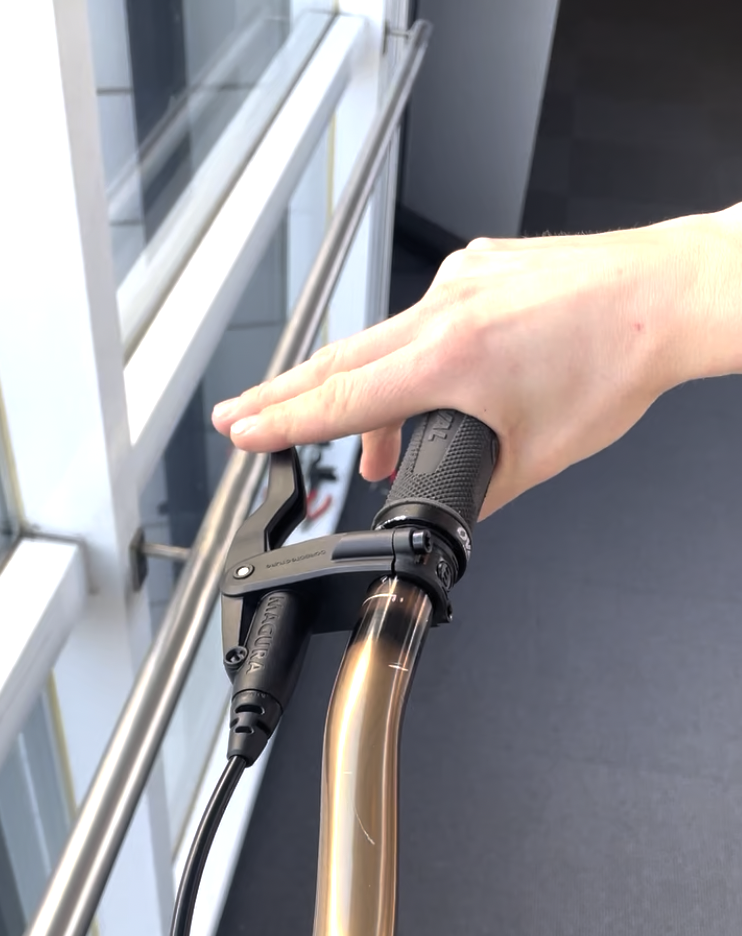 GripAdapt reduces the distance to the brake lever.